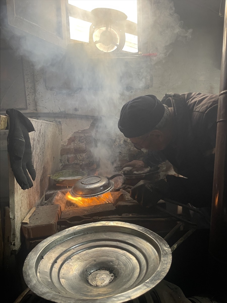 Bolu'da 80 yaşındaki kalay ustası İsa Karataş, mesleğini 68 yıldır devam ettiriyor.