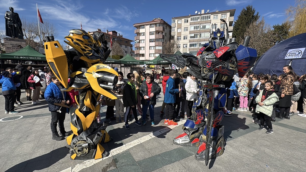 Bolu'da Bilim ve Teknoloji Haftası dolayısıyla düzenlenen bilim şenliğinde, kurgusal karakterler...