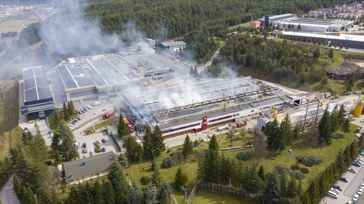 Bolu'nun Mengen ilçesinde orman ürünleri işleme fabrikasında çıkan yangın kontrol altına...