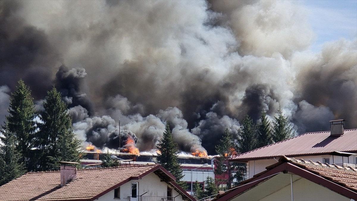 Bolu'nun Mengen ilçesinde orman ürünleri işleme fabrikasında çıkan yangın söndürülmeye...