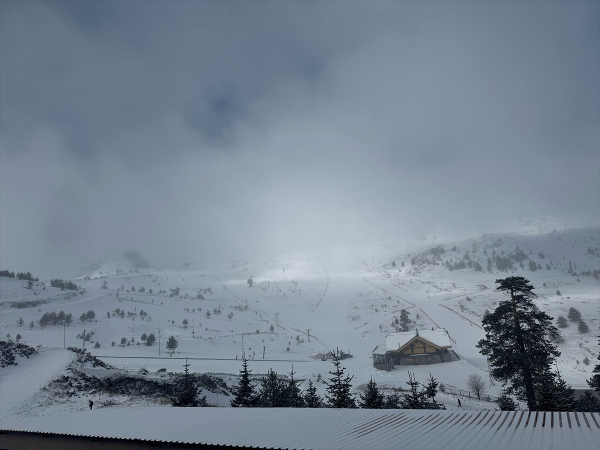 Bolu'nun yüksek kesimlerinde kar yağışı aralıklarla etkili oldu. 