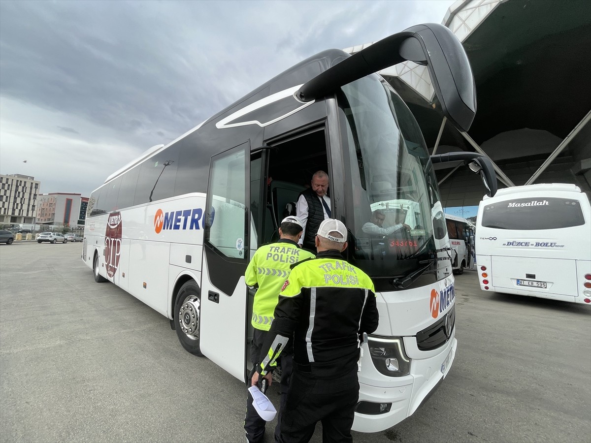 Bolu Emniyet Müdürlüğüne bağlı trafik ekipleri, Ramazan Bayramı tedbirleri kapsamında Bolu...