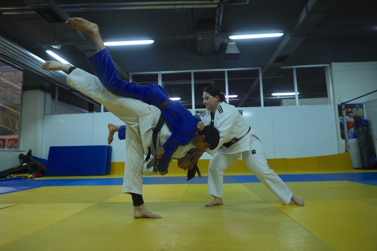 Burdur'da 14-16 Mart'ta düzenlenen Gençler Türkiye Kuraş Şampiyonası'nda farklı kategorilerde...