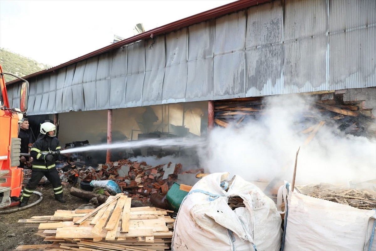 Burdur'un Bucak ilçesinde kereste fabrikasında çıkan yangın söndürüldü. İhbar üzerine bölgeye 112...