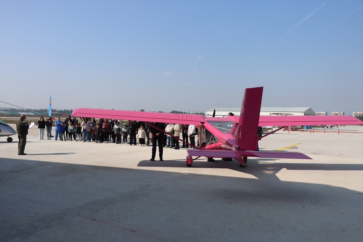 Bursa'da 8 Mart Dünya Kadınlar Günü'nde kadınlar ve çocuklar yaptıkları pembe renkli kağıt...