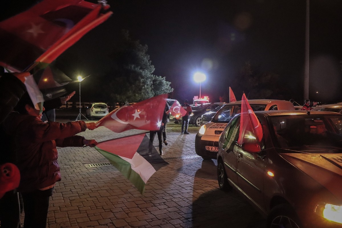 Bursa'da, İsrail'in Gazze'ye yönelik saldırılarını protesto etmek amacıyla konvoy oluşturuldu....