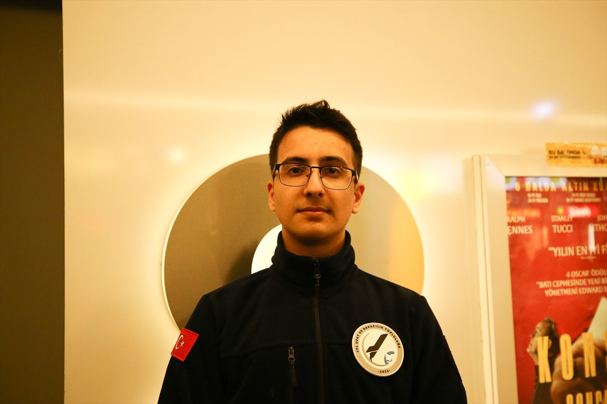 Bursa'da öğrenciler, Türkiye'nin insanlı ilk uzay görevinin hikayesini anlatan "Ufkun Ötesinde"...