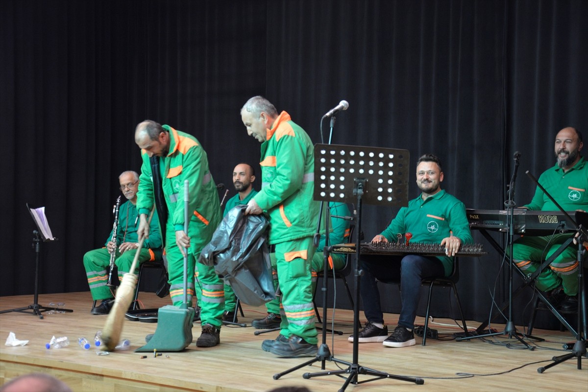 Bursa'da Osmangazi Belediyesi temizlik işçilerinden oluşan Temizlik İşleri Müdürlüğü Orkestrası...