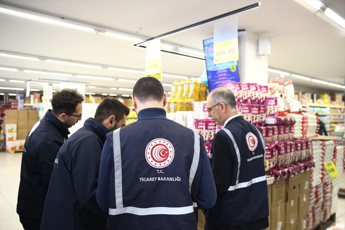 Bursa'da Ramazan Bayramı öncesinde haksız fiyat artışının önüne geçmek amacıyla marketlere yönelik...
