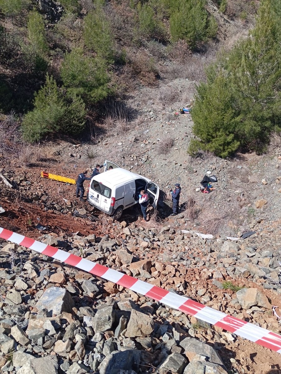 Bursa'da uçuruma yuvarlanan hafif ticari araçtaki 1 kişi hayatını kaybetti. Yoldan geçenlerin...