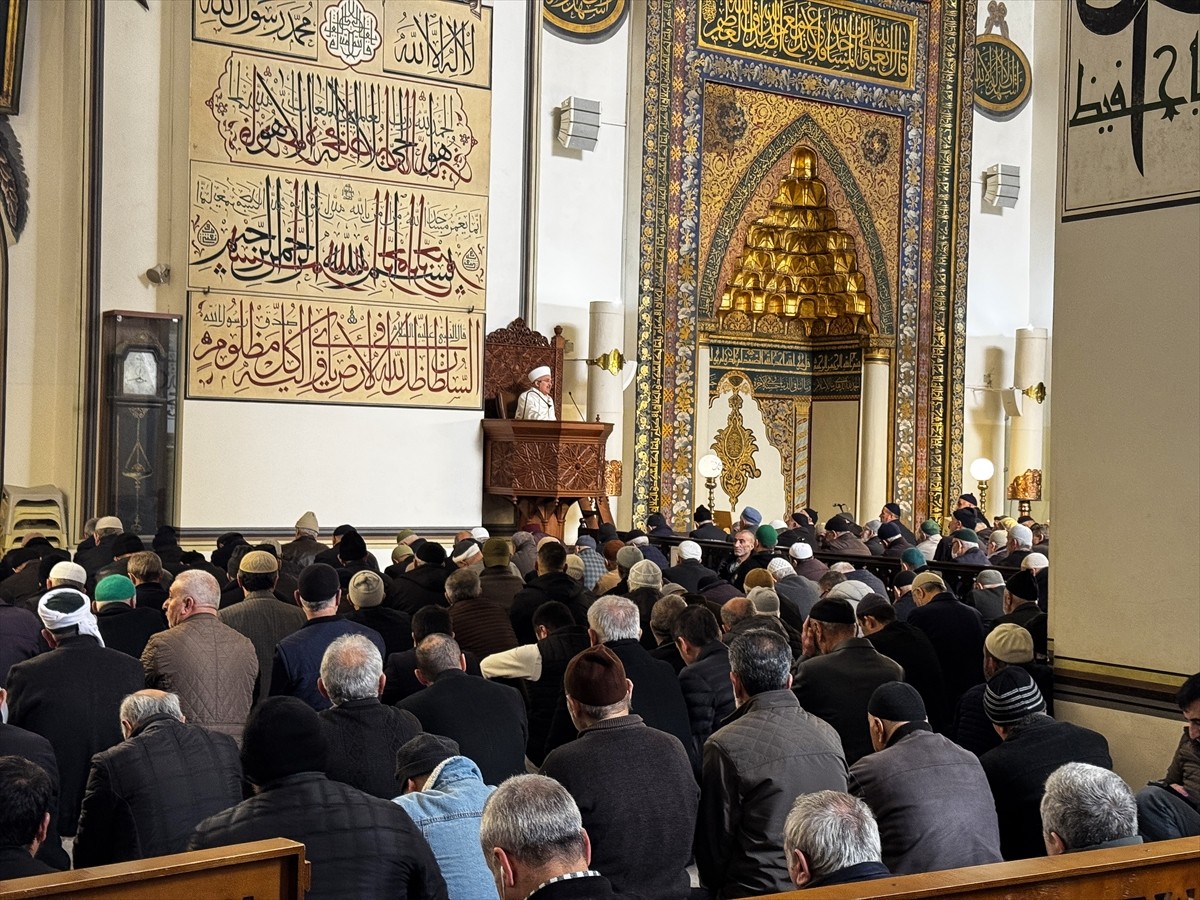 Bursa'da vatandaşlar, ramazan ayının ilk cuma namazını kılmak için camileri doldurdu. Kentin...