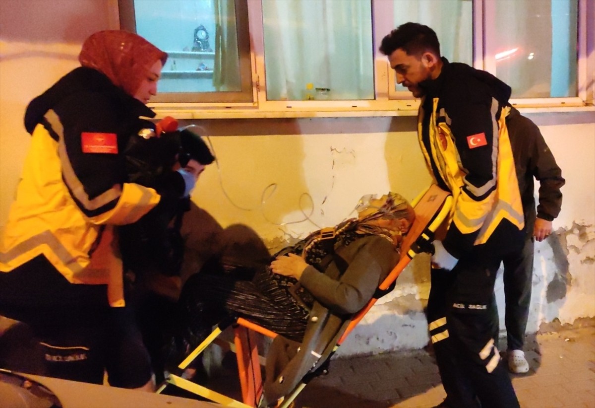 Bursa'nın Orhangazi ilçesinde, apartmanın birinci katında çıkan yangında dumandan etkilenen 1'i...