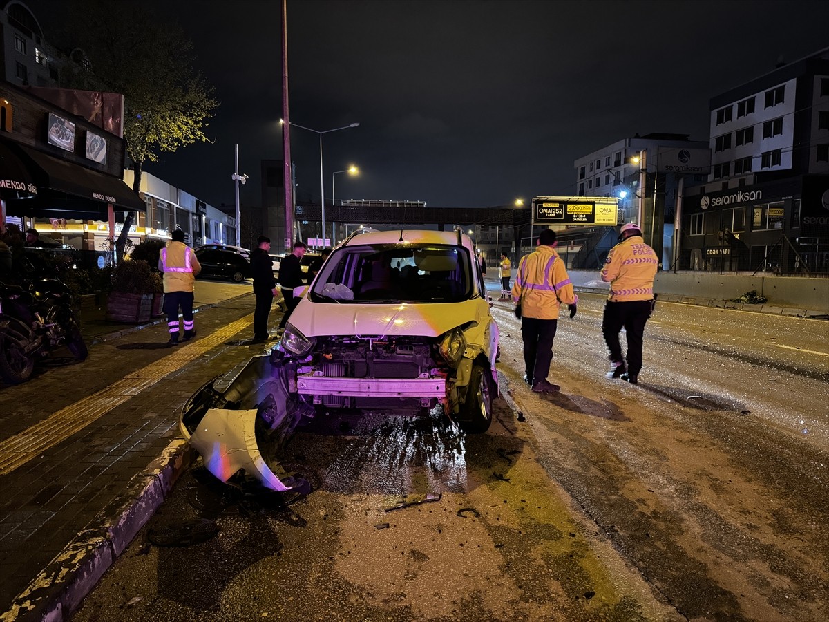 Bursa'nın Yıldırım ilçesinde servis minibüsü ile kamyonetin çarpıştığı kazada yaralanan 3 kişi...