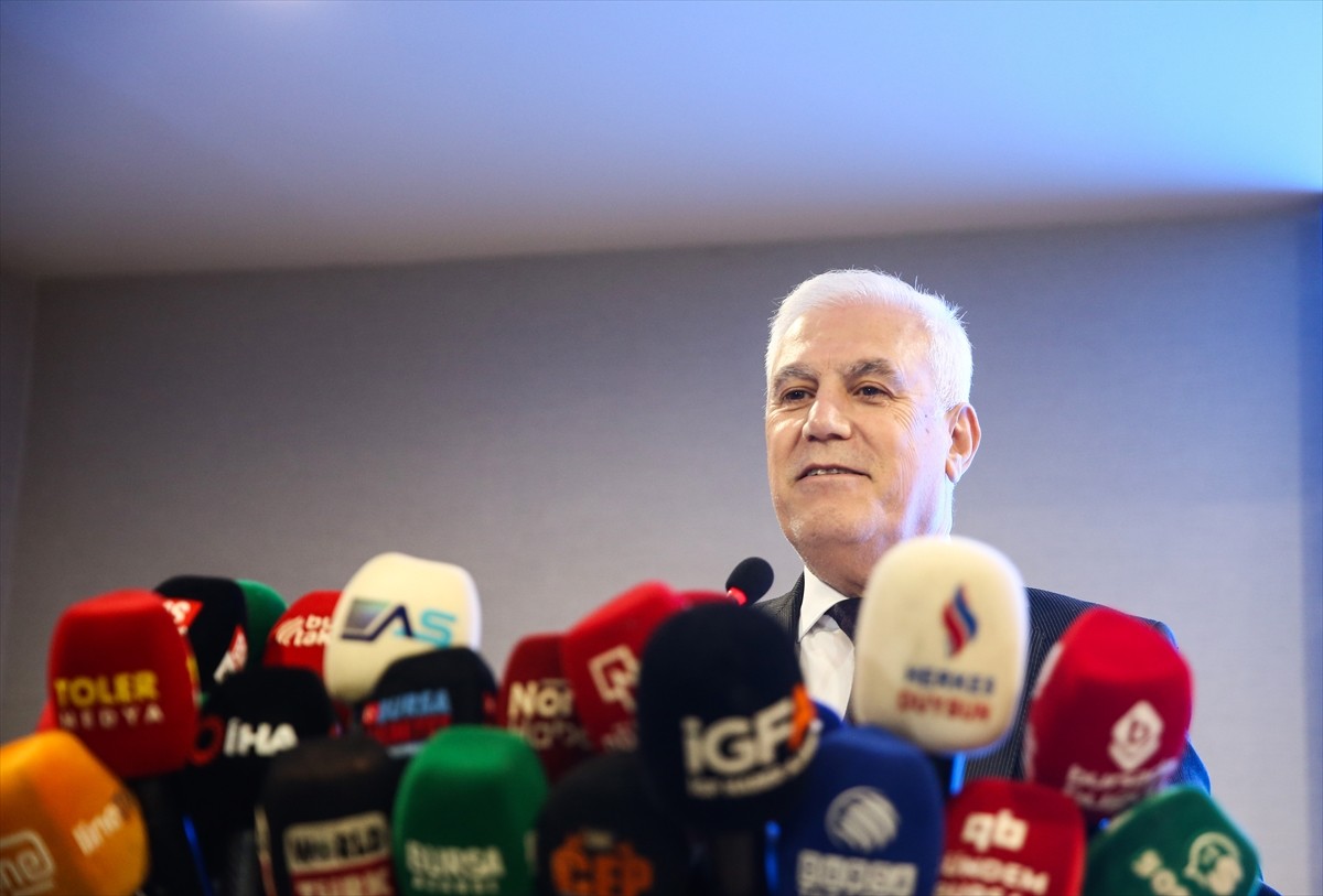 Bursa Büyükşehir Belediye Başkanı Mustafa Bozbey, belediyede düzenlediği basın toplantısında CHP...