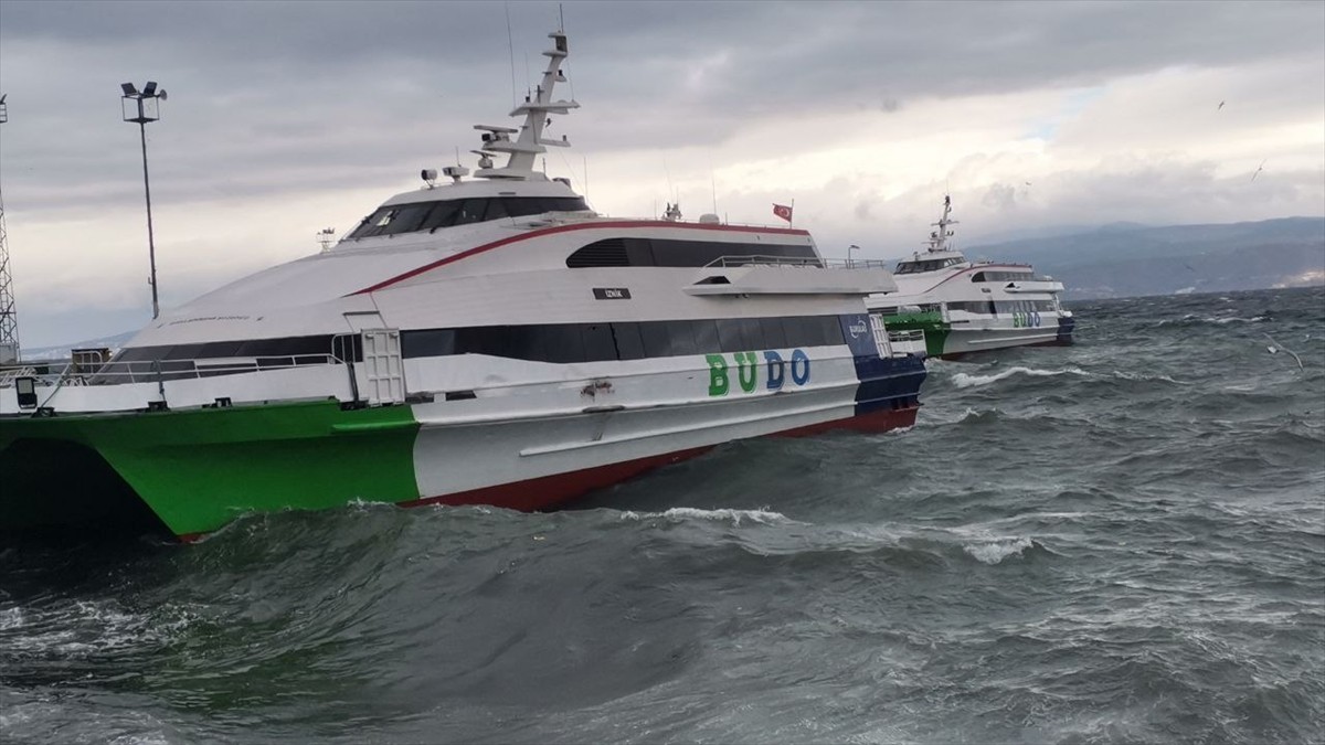 Bursa Büyükşehir Belediyesince İstanbul ile Bursa arasında işletilen deniz otobüslerinin bugünkü 4...