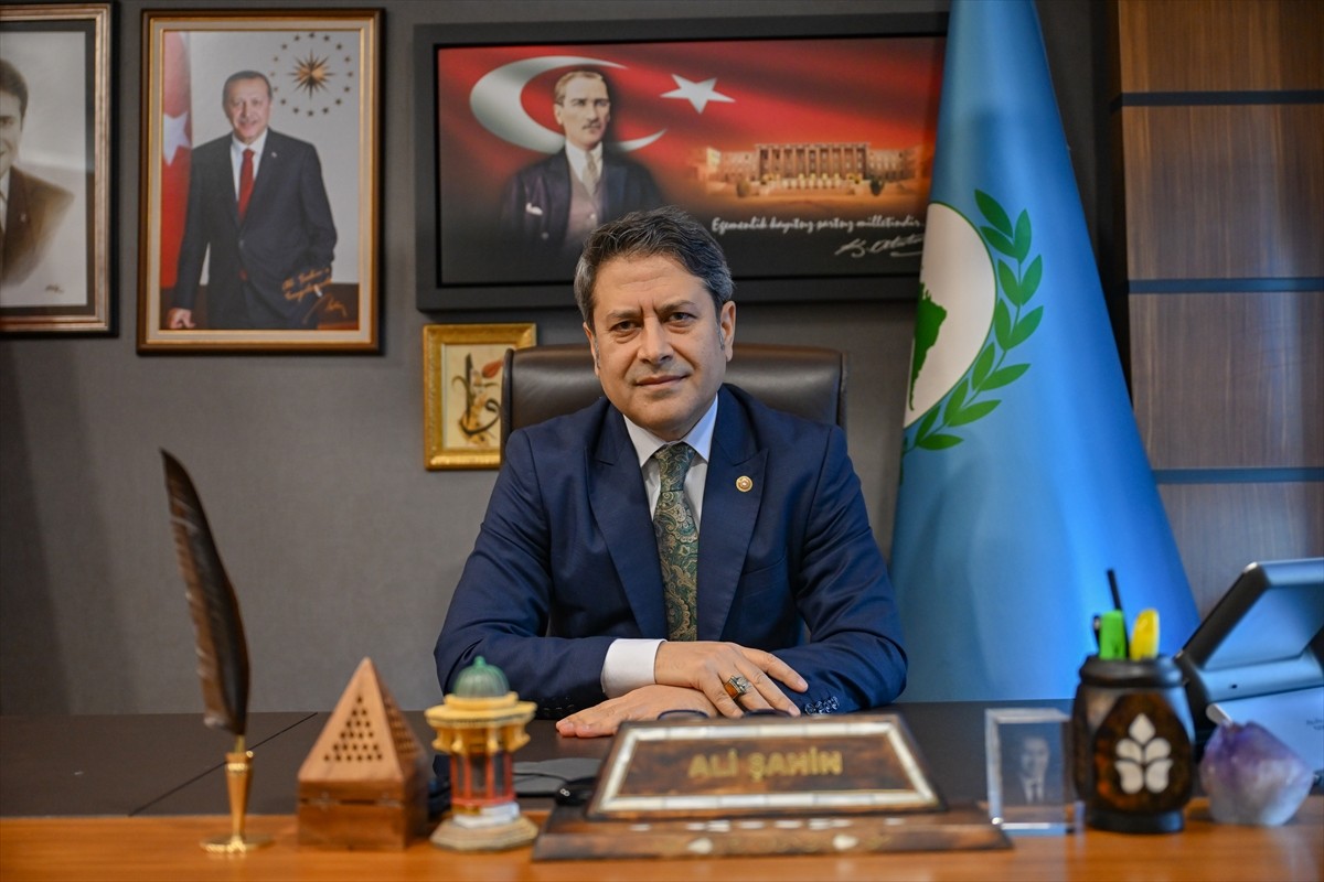 Büyük dedesi Osmanlı Dönemi'nde subaylık ve saray başmimarlığı gibi görevlerde bulunan ABD'li...