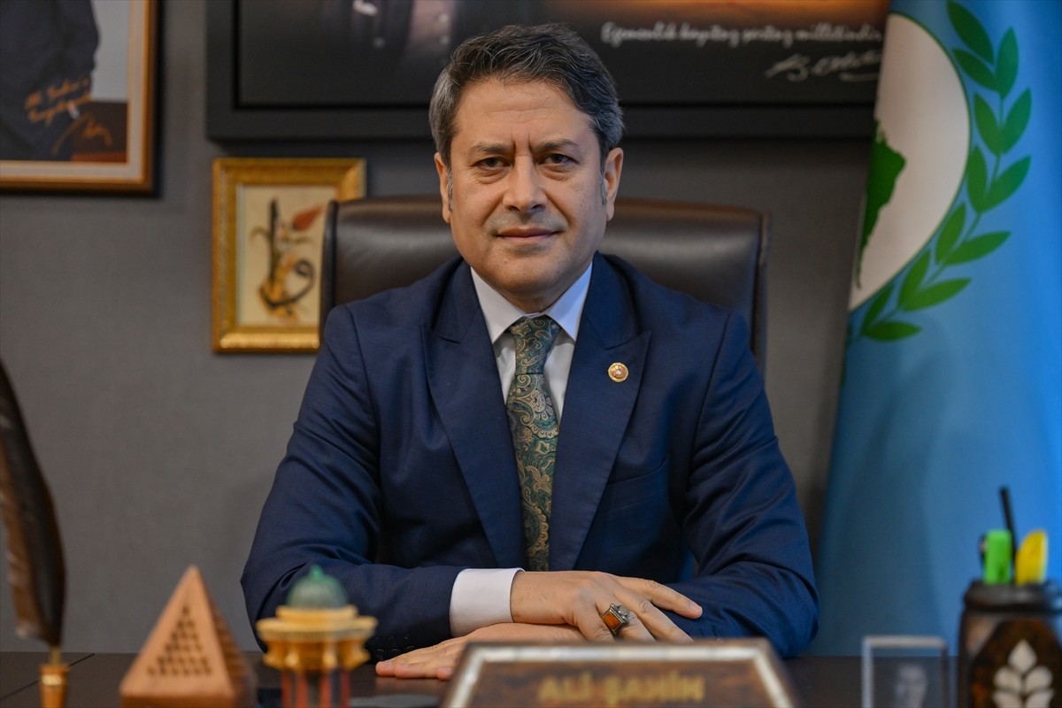 Büyük dedesi Osmanlı Dönemi'nde subaylık ve saray başmimarlığı gibi görevlerde bulunan ABD'li...