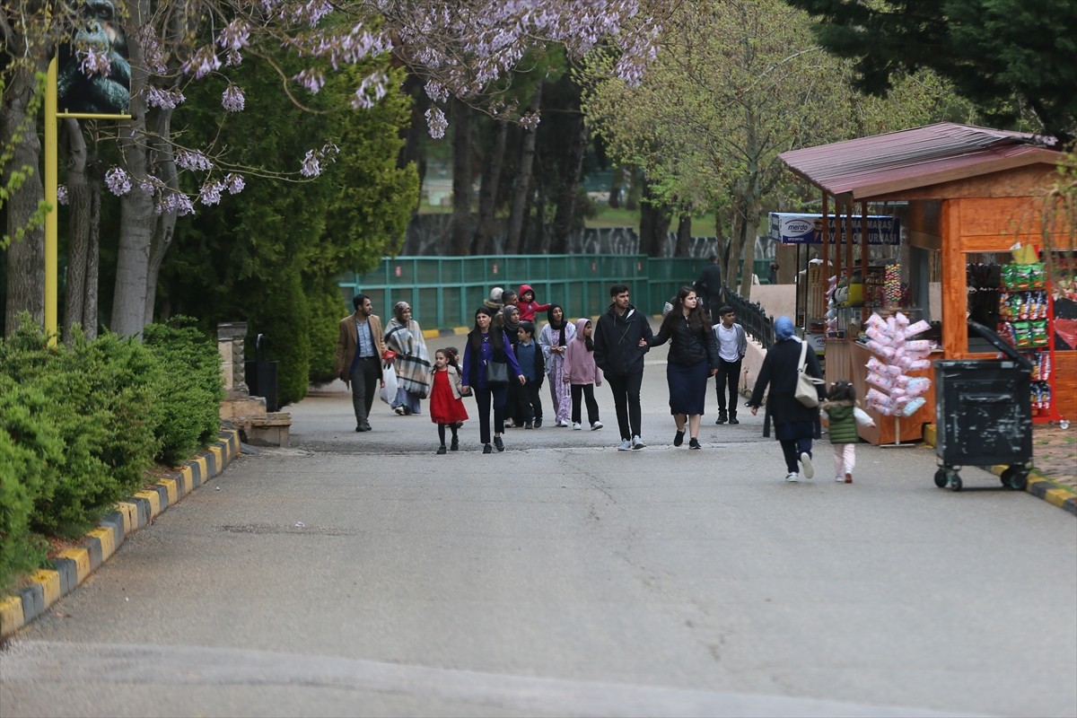 Büyüklüğü ve barındırdığı hayvan türleriyle dünyanın önde gelen hayvanat bahçelerinden olan...
