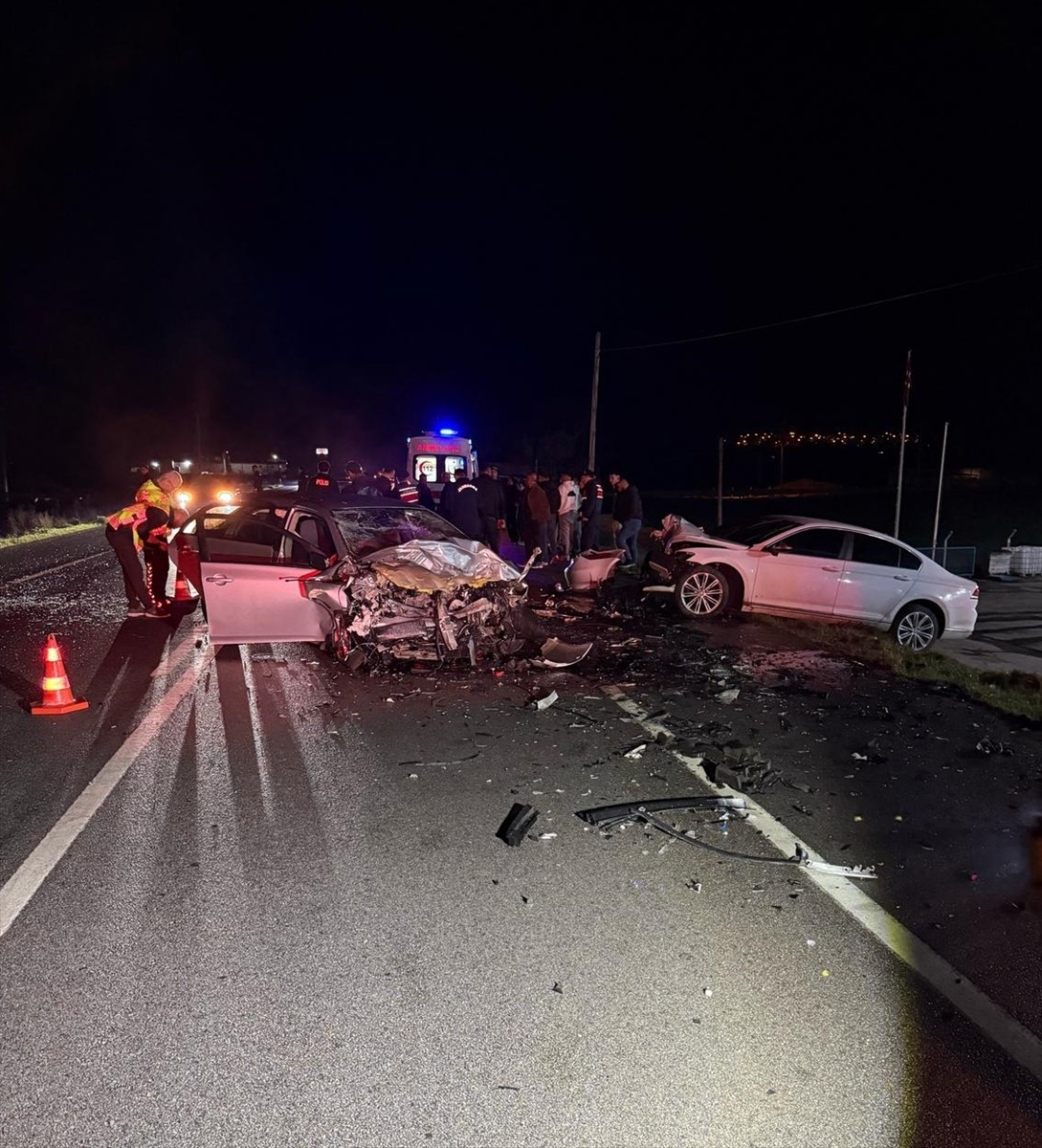 Çanakkale'de Ezine-Bayramiç yolunda iki otomobilin çarpışması sonucu meydana gelen kazada 3 kişi...