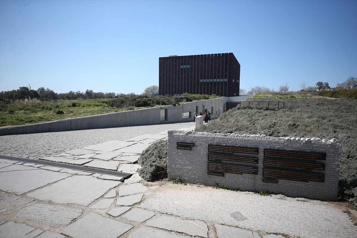 Çanakkale'deki Troya Müzesi'nde 21 Mart Dünya Şiir Günü dolayısıyla düzenlenen etkinlikte...