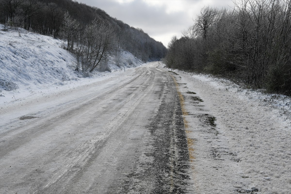Çanakkale'nin yüksek kesimlerinde kar yağışı etkisini gösterdi. Kentte dün akşam saatlerinden beri...