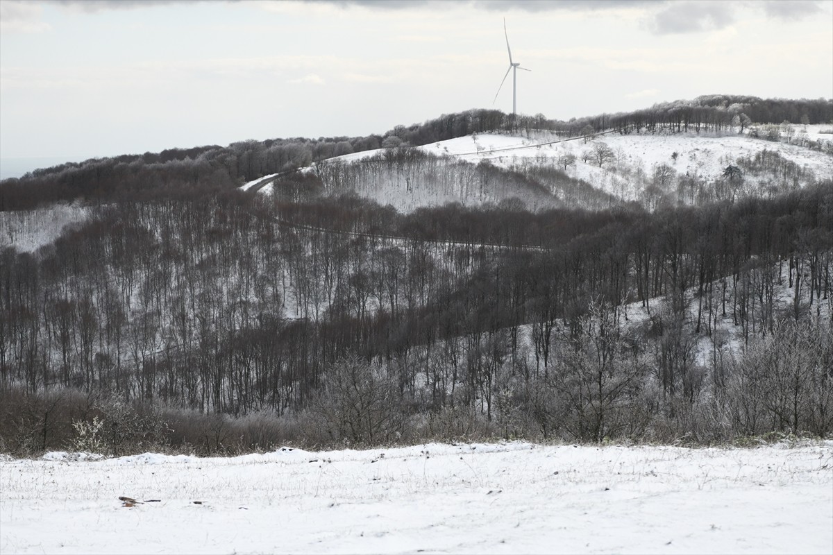 Çanakkale'nin yüksek kesimlerinde kar yağışı etkisini gösterdi. Kentte dün akşam saatlerinden beri...