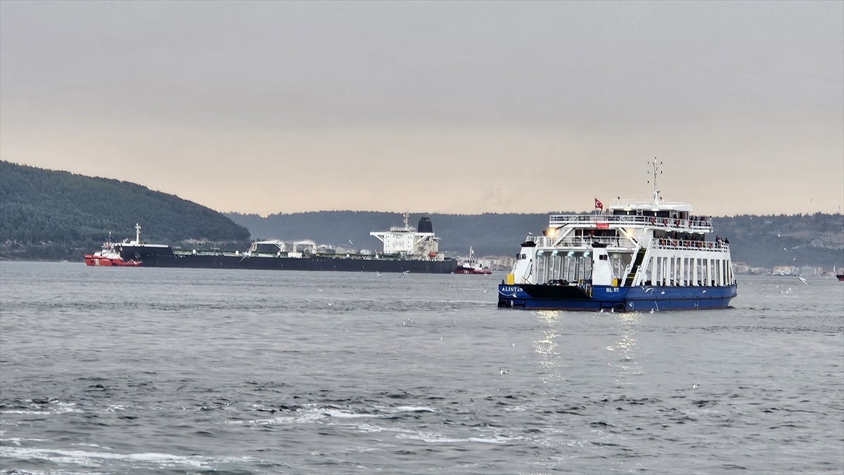   Çanakkale Boğazı'nda arızalanan ham petrol tankeri, Bozcaada Demir Sahası'na çekildi.