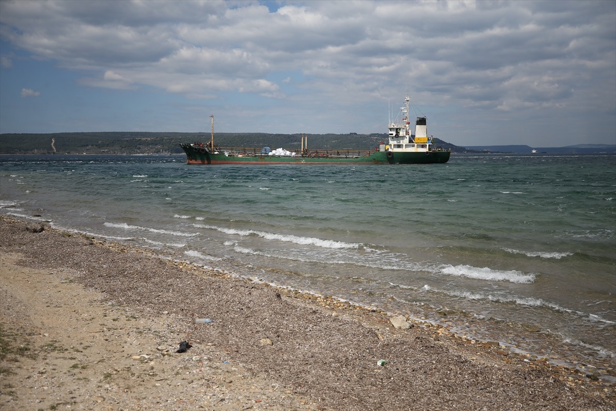 Çanakkale Boğazı'nda bir atık taşıma tankeri yanaşma manevrası sırasında karaya oturdu.