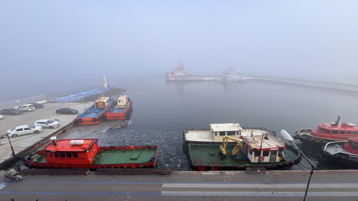 Çanakkale Boğazı'nda etkili olan yoğun sis nedeniyle görüş mesafesi düştü, çift yönlü transit gemi...