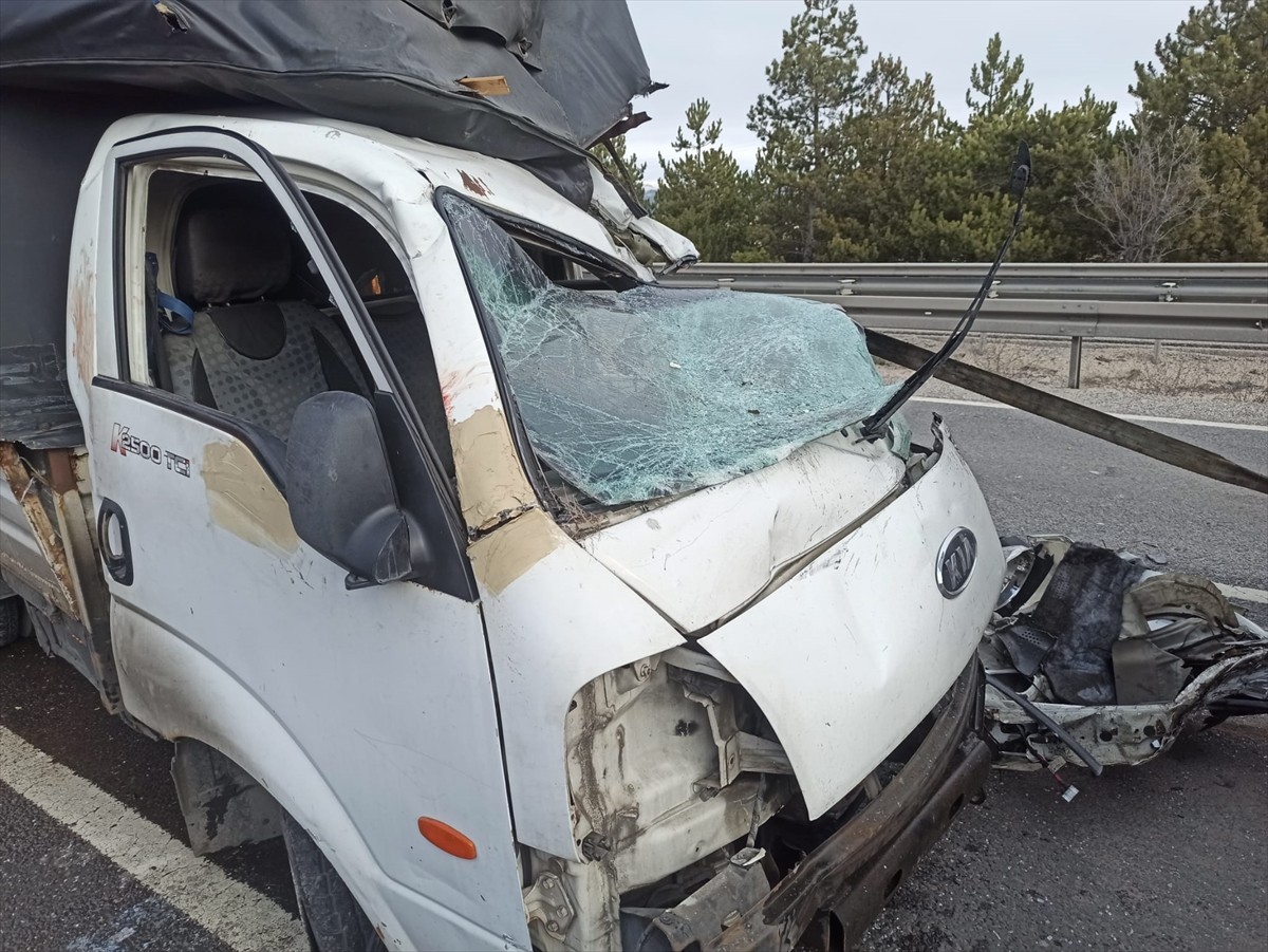 Çankırı'da iki tır ve bir kamyonetin karıştığı zincirleme kazada 1 kişi öldü, 1 kişi...