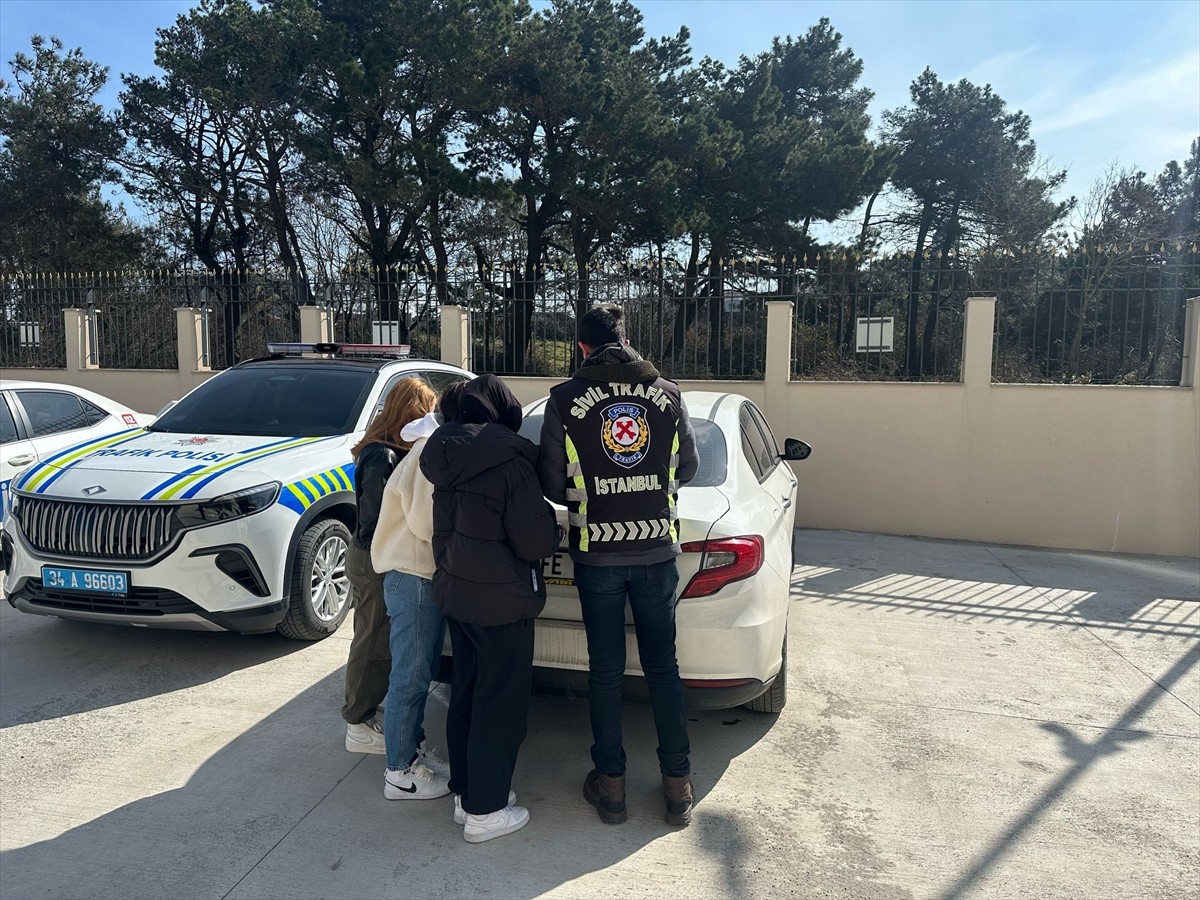 Çekmeköy'de trafik güvenliğini tehlikeye düşüren motosiklet sürücüsü ile beraberindeki üç kişiye...