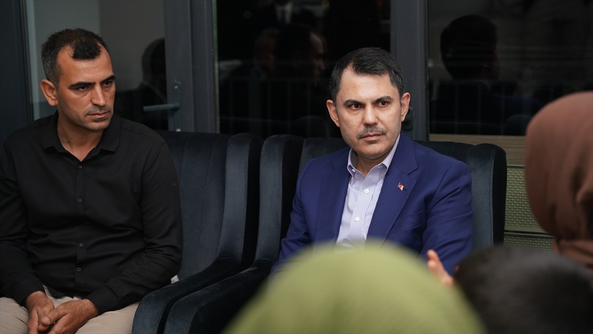 Çevre, Şehircilik ve İklim Değişikliği Bakanı Murat Kurum, Hatay'ın Defne ilçesinde afet...