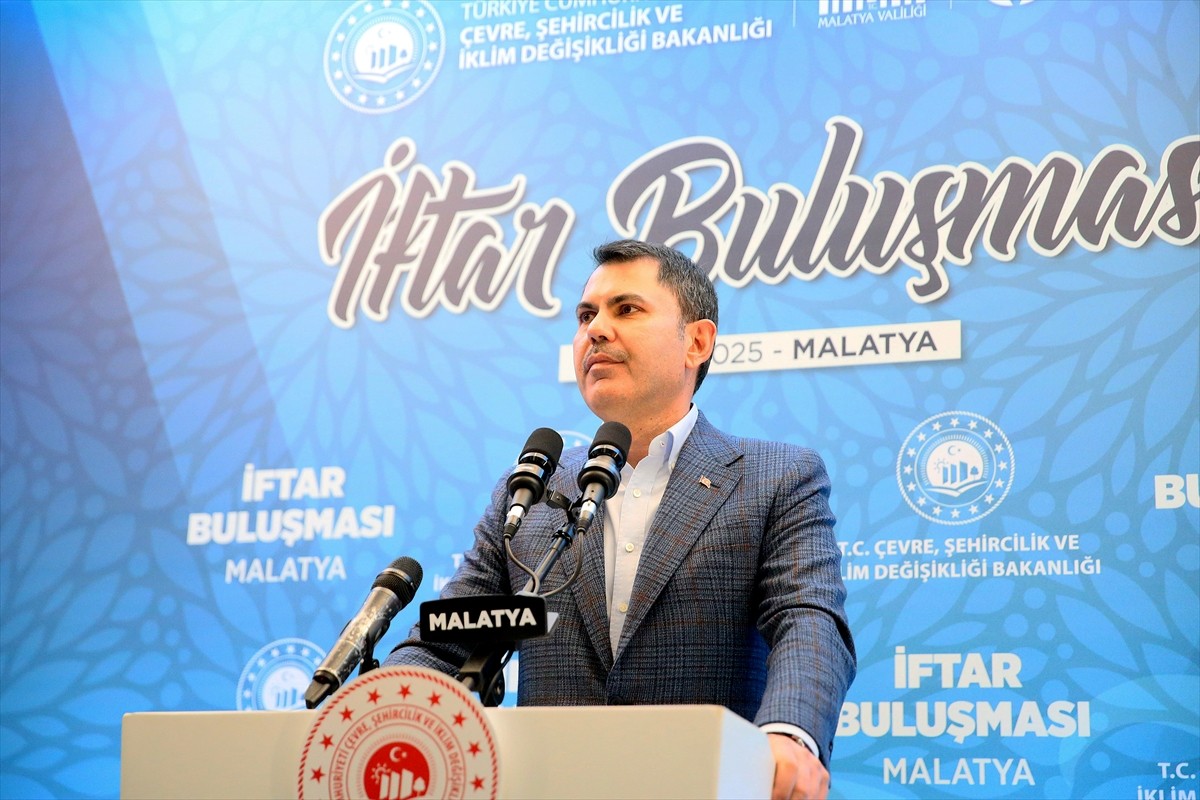 Çevre, Şehircilik ve İklim Değişikliği Bakanı Murat Kurum, kentteki bir düğün salonunda düzenlenen...