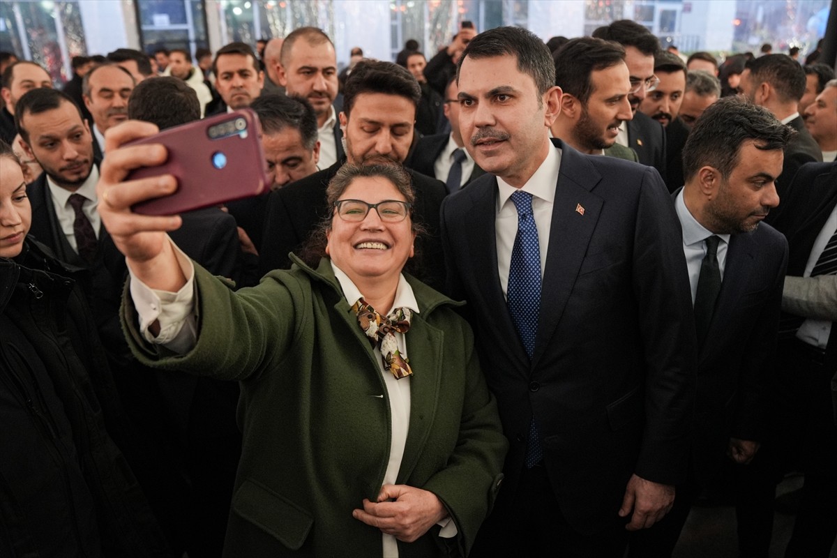 Çevre, Şehircilik ve İklim Değişikliği Bakanı Murat Kurum (sağda), Bağcılar Halk Sarayında...