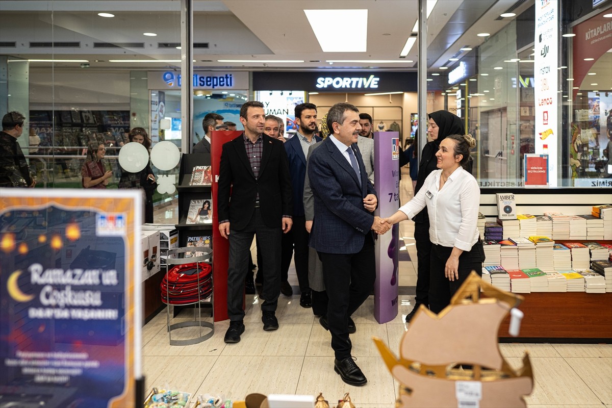 CHP'nin bazı firmalar için boykot açıklamasına tepki olarak, kızı ve bazı milletvekilleriyle...