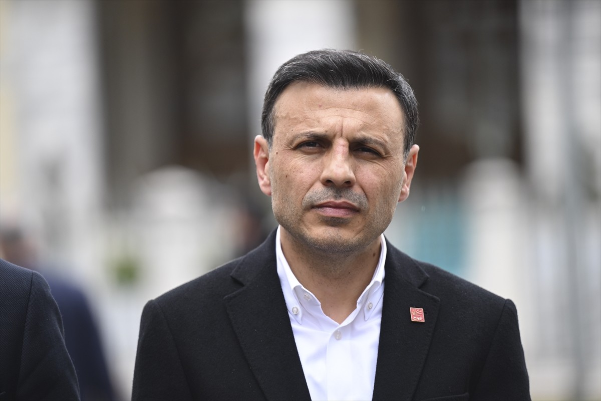 CHP Genel Başkan Yardımcıları Suat Özçağdaş (solda), Deniz Yavuzyılmaz (sağda), Sevgi Kılıç (sağ2)...