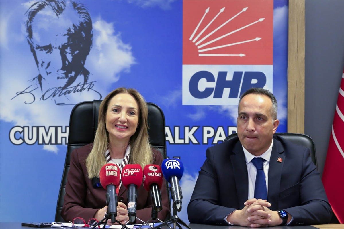 CHP Genel Başkan Yardımcısı Aylin Nazlıaka (solda), partisinin Çorum İl Başkanlığında düzenlediği...
