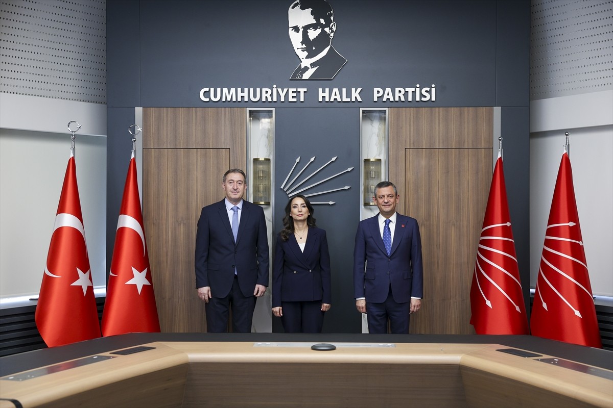 CHP Genel Başkanı Özgür Özel, DEM Parti Eş Genel Başkanları Tülay Hatimoğulları ve Tuncer Bakırhan...