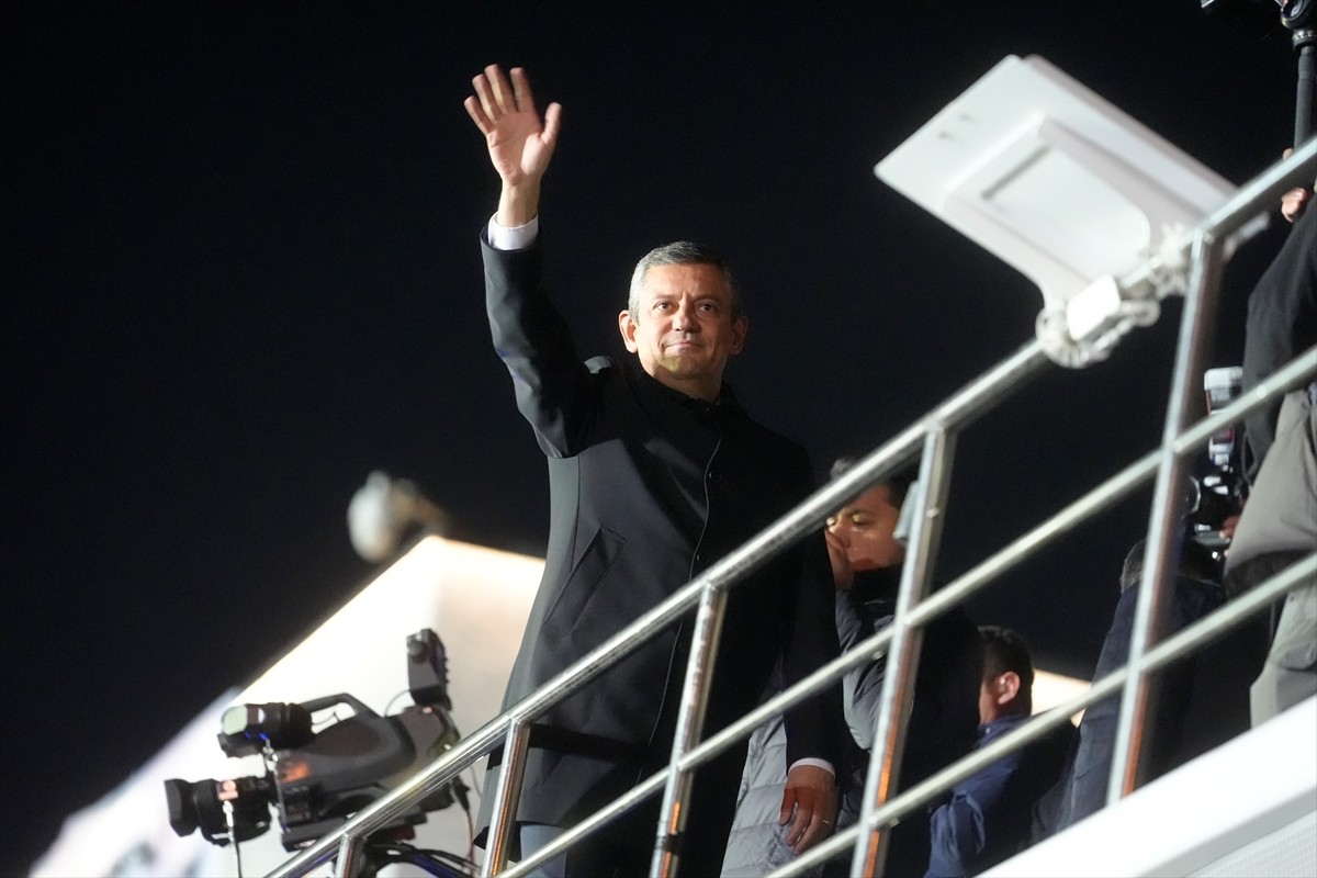 CHP Genel Başkanı Özgür Özel, İstanbul Büyükşehir Belediye (İBB) Başkanı Ekrem İmamoğlu'nun İBB'ye...