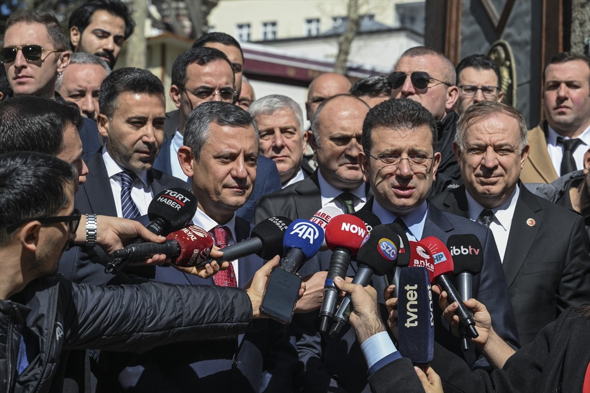 CHP Genel Başkanı Özgür Özel, İstanbul Büyükşehir Belediye (İBB) Başkanı Ekrem İmamoğlu'yla...