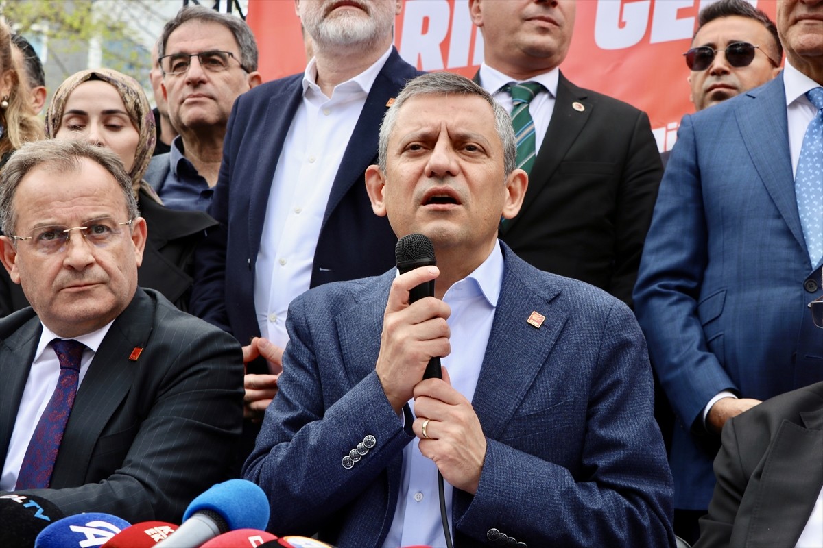 CHP Genel Başkanı Özgür Özel (sağ 2), Trabzon'un merkez Ortahisar ilçesindeki Atatürk Alanı'nda...