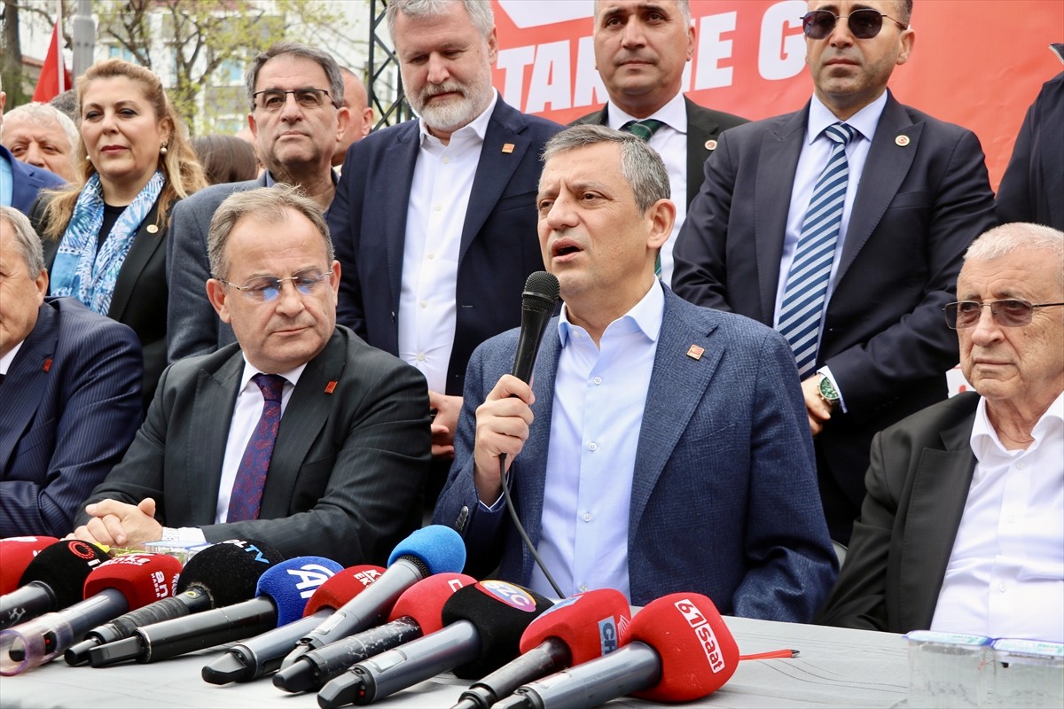 CHP Genel Başkanı Özgür Özel (sağ 2), Trabzon'un merkez Ortahisar ilçesindeki Atatürk Alanı'nda...