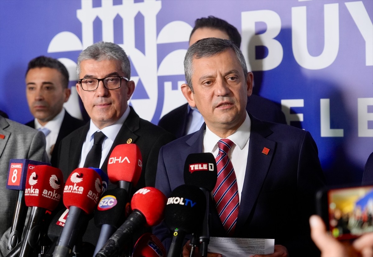 CHP Genel Başkanı Özgür Özel, Saraçhane'deki İstanbul Büyükşehir Belediyesi (İBB) binasında...