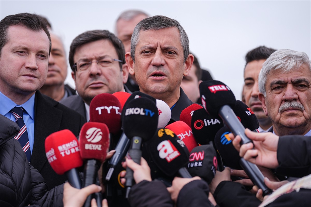 CHP Genel Başkanı Özgür Özel, tutuklu bulunan ve İstanbul Büyükşehir Belediye (İBB) Başkanlığından...