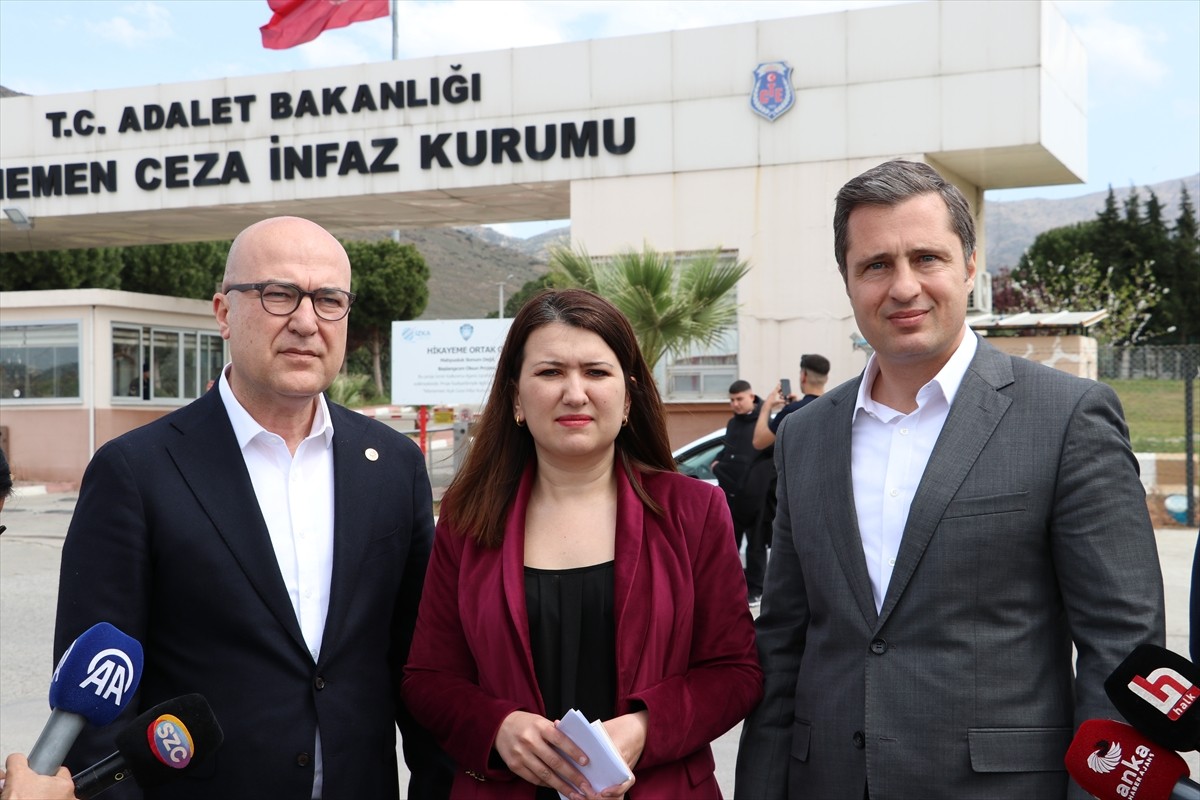 CHP Parti Sözcüsü Deniz Yücel (sağda) ile Genel Başkan yardımcıları Gökçe Gökçen (ortada) ve Murat...