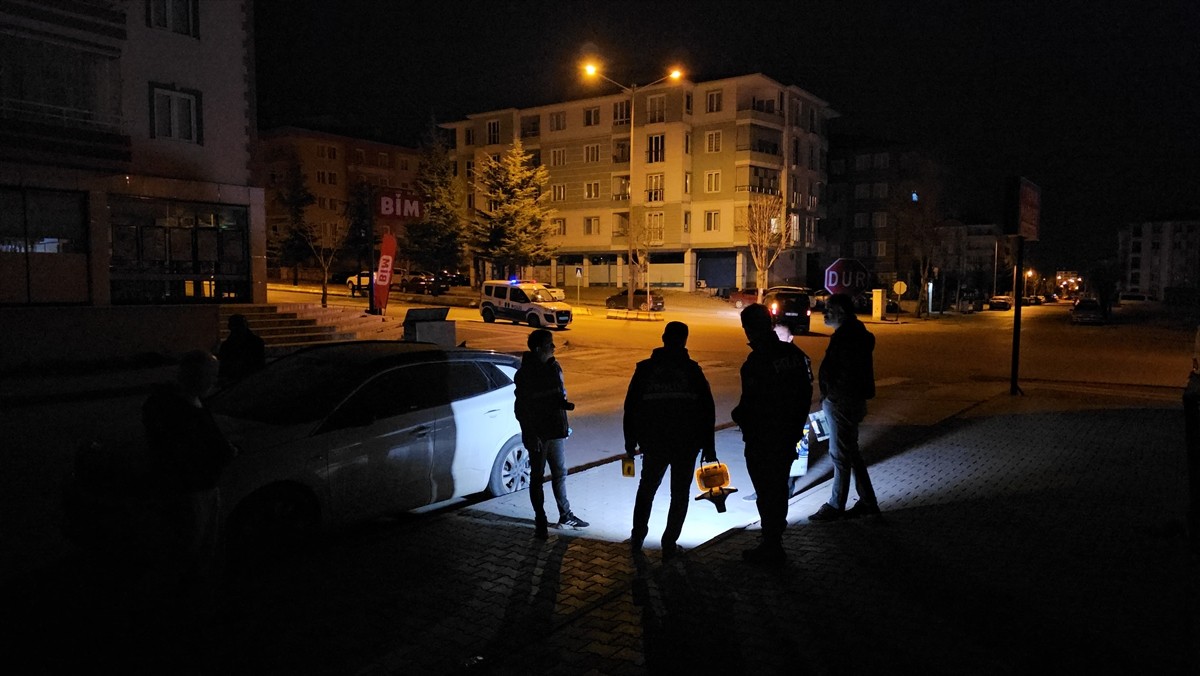 Çorum'da iki grup arasında çıkan silahlı kavgada saçmaların isabet ettiği bir otomobil ile iş...