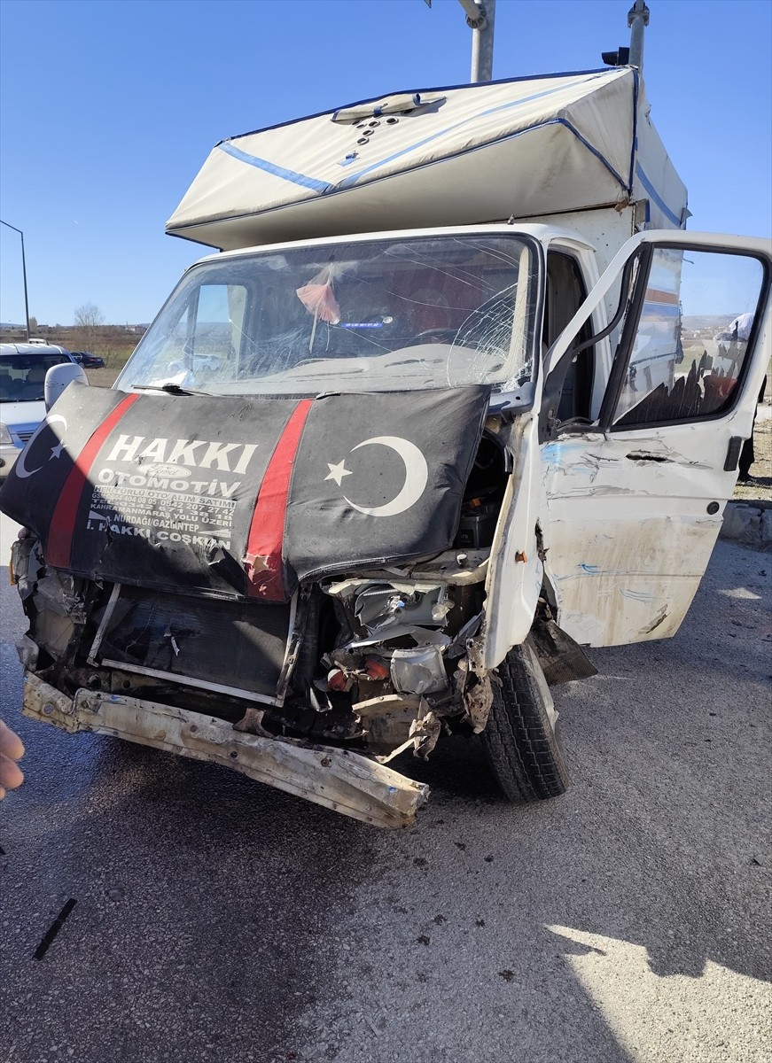 Çorum'un Alaca ilçesinde iki hafif ticari aracın çarpışması sonucu 3 kişi yaralandı.