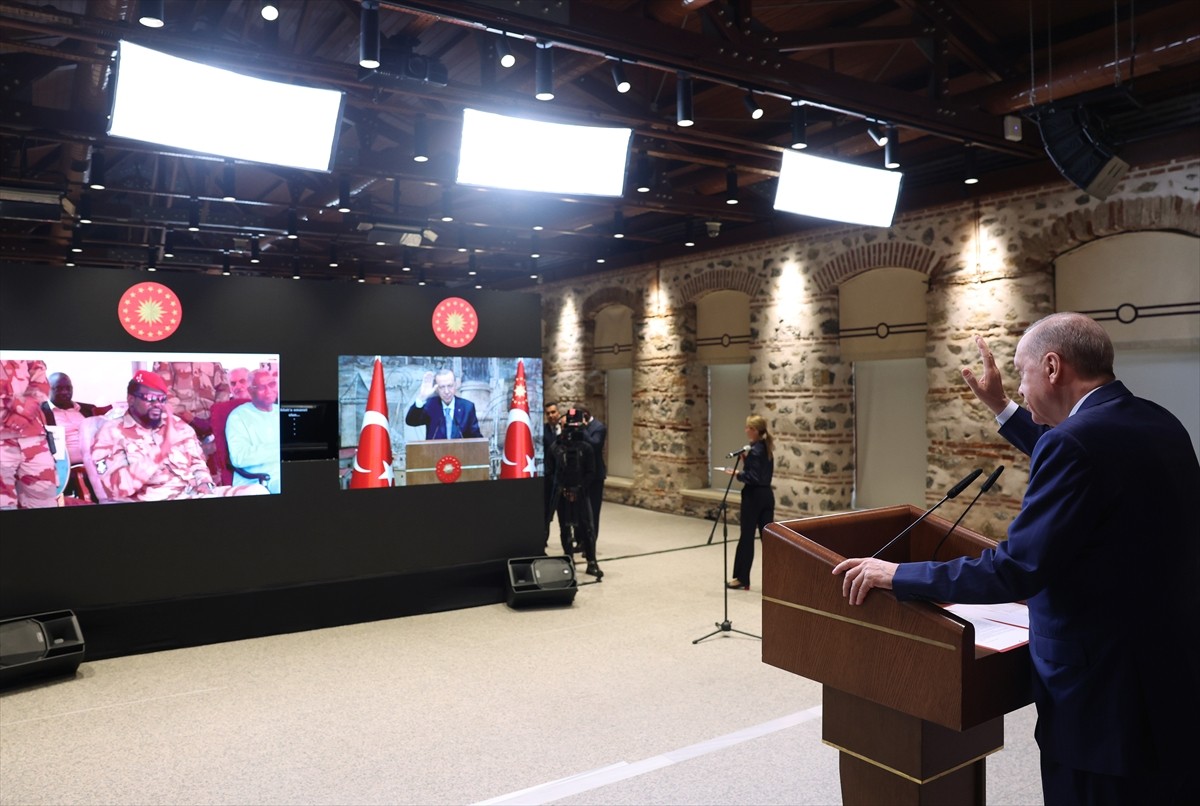 Cumhurbaşkanı Recep Tayyip Erdoğan, Gine Cumhuriyeti'nin başkenti Konakri'de inşa edilen Recep...