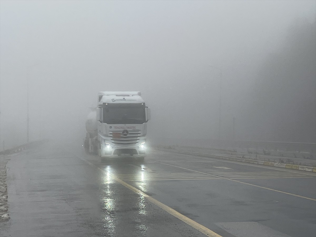 D-100 kara yolunun Bolu Dağı kesiminde sağanak ve sis ulaşımı olumsuz etkiledi.