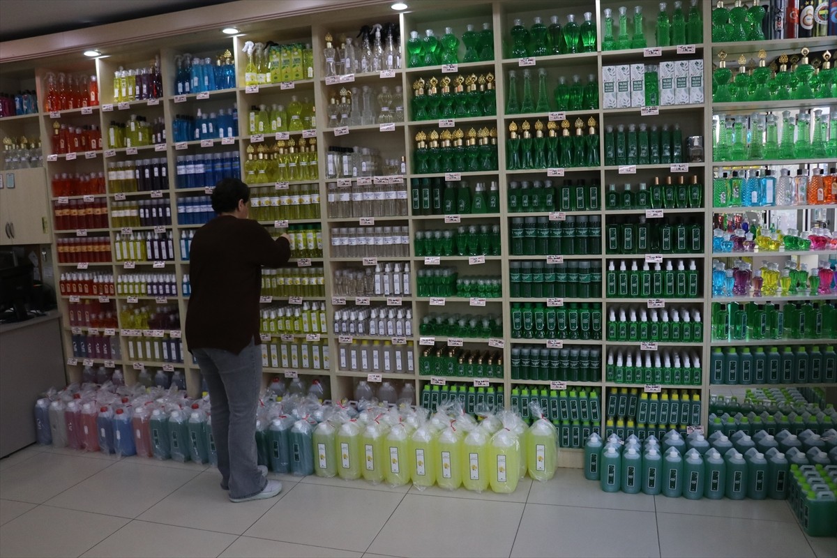 Dedelerinin küçük esans dükkanından gelen mesleği babalarının Yalova'da kurduğu tesiste devam...